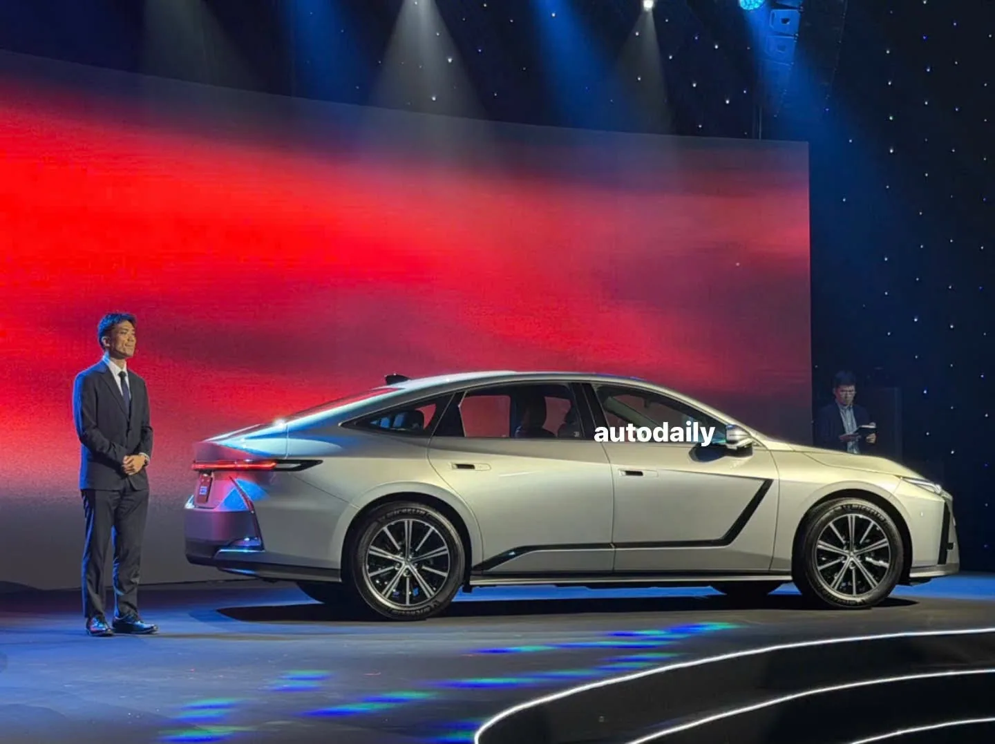 Lexus ES 2026 ra mắt Việt Nam: thêm bản thuần điện, giá từ 2,34 tỷ đồng — Thân xe lớn hơn, diện mạo mới