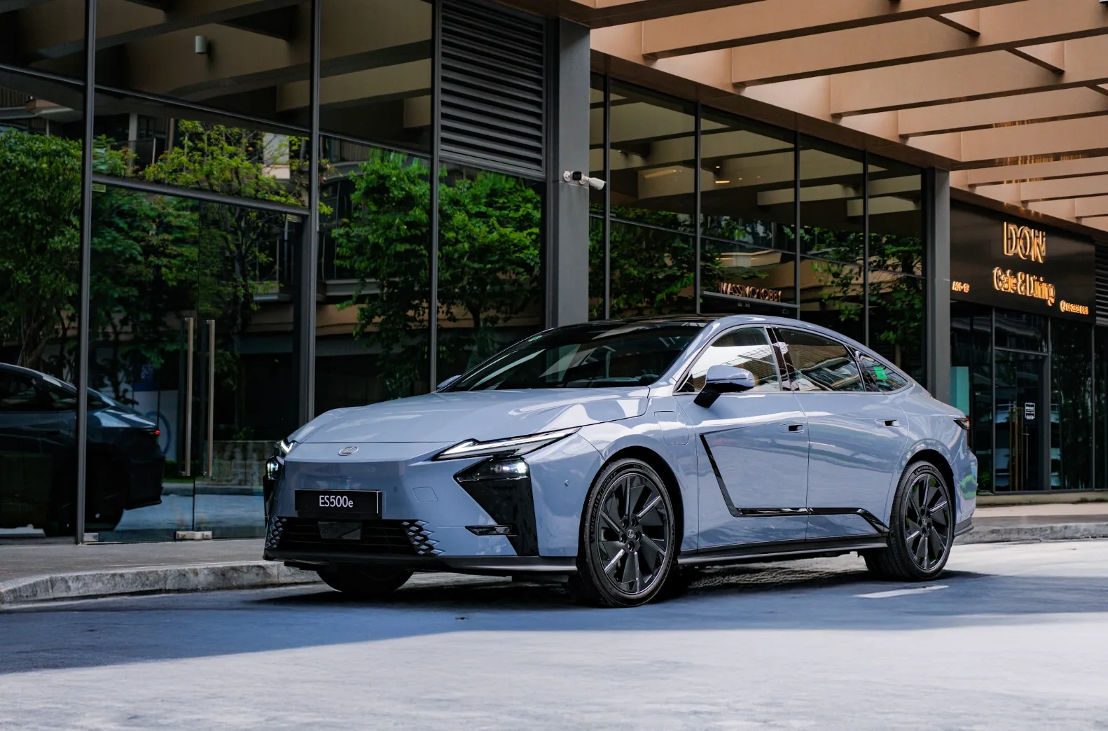 Lexus ES 500e tại Việt Nam: sedan điện DIRECT4 giá 2,94 tỷ đồng