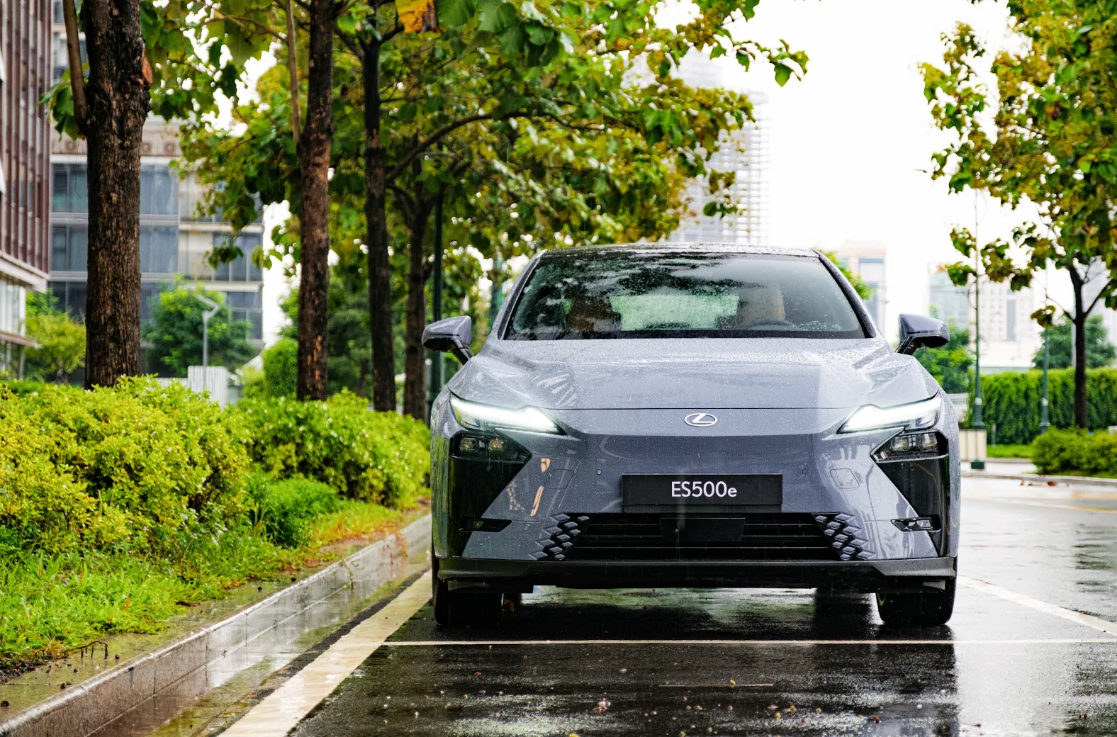 Lexus ES 500e tại Việt Nam: sedan điện DIRECT4 giá 2,94 tỷ đồng — DIRECT4 điều phối lực kéo hai cầu