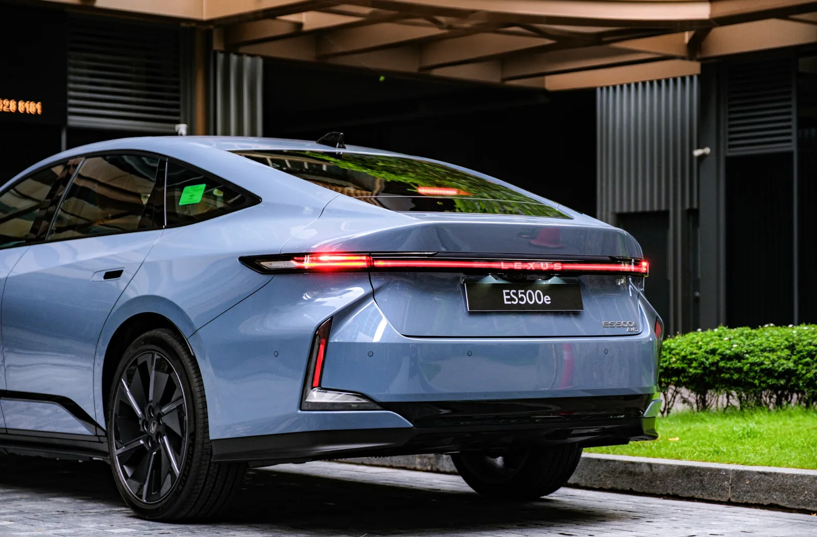 Lexus ES 500e tại Việt Nam: sedan điện DIRECT4 giá 2,94 tỷ đồng — Pin đặt dưới sàn, hỗ trợ sạc CCS2